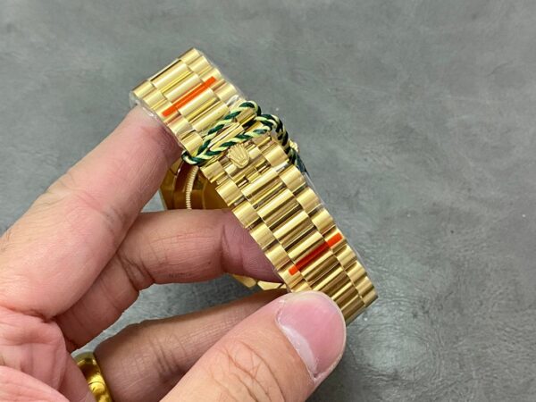 4d39d6_194553ee197b4d0281cfa0705bab2e38mv2.jpg Day Date Rolex Weekly Journal 18K Yellow Gold Plated counter weight