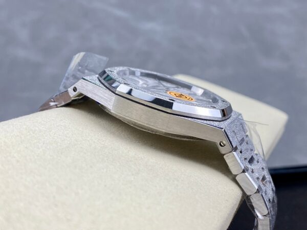4d39d6_3a5d11a9f43d484fabe12ada7c413f72mv2.jpg Audemars Piguet Royal Oak Frost 15410