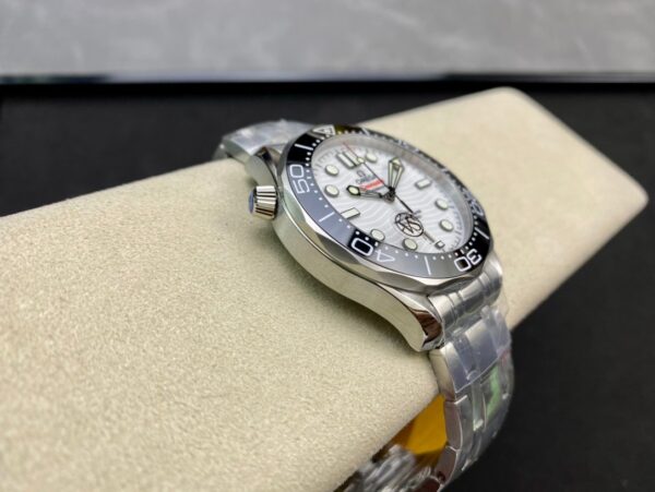 1:1 Superclone Omega Seamaster Diver 300M 42mm White Dial