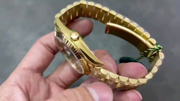 4d39d6_ba61af658e794904a92d92181dec6603f003.jpg Day Date Rolex Weekly Journal 18K Yellow Gold Plated counter weight