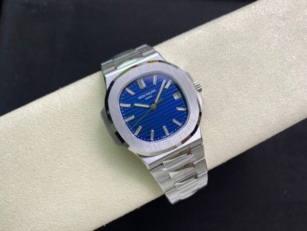 4d39d6_d2046d106ba744b3be689f5461517d8dmv2.jpg Patek Philippe Nautilus 40th Anniversary Platinum Edition (Ref. 5711/1P)