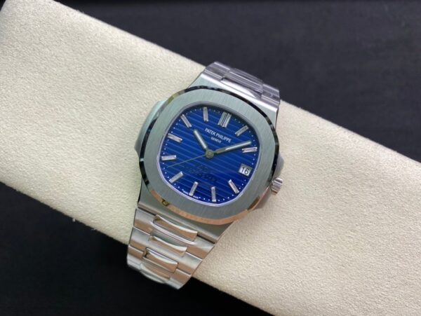 4d39d6_e3cb6a5201494911b2ad89083821d043mv2.jpg Patek Philippe Nautilus 40th Anniversary Platinum Edition (Ref. 5711/1P)